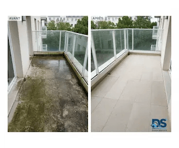 Avant : balcon carrelé couvert de dépôts verts et noirs. Après : le même carrelage clair et propre.
