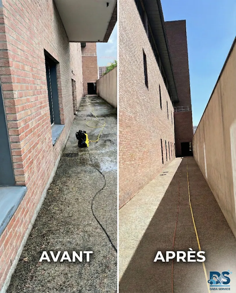 Avant : allée longeant un bâtiment en briques, sol encrassé et nettoyeur haute pression. Après : la même allée au sol nettoyé.